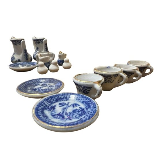 ANTIQUE Vtg BLUE WILLOW CHILD'S TEA SET Tiny Plates/Saucers/cups/Pitcher/Doll - Picture 5 of 6